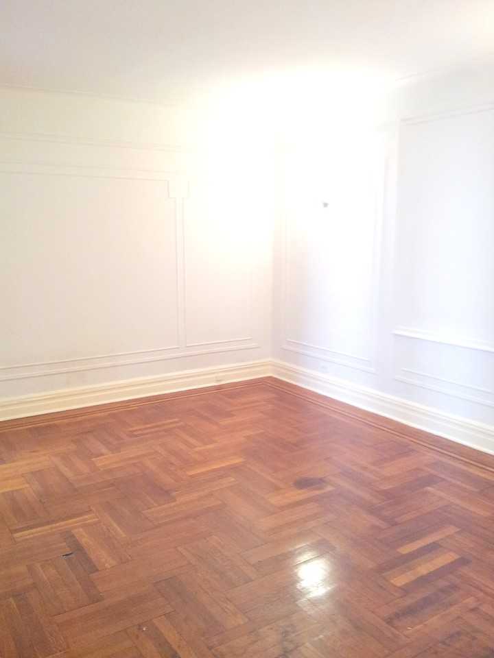 655 Pelham Pkwy - Photo 2 of 5