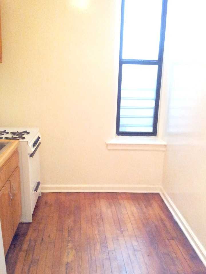 655 Pelham Pkwy - Photo 3 of 5