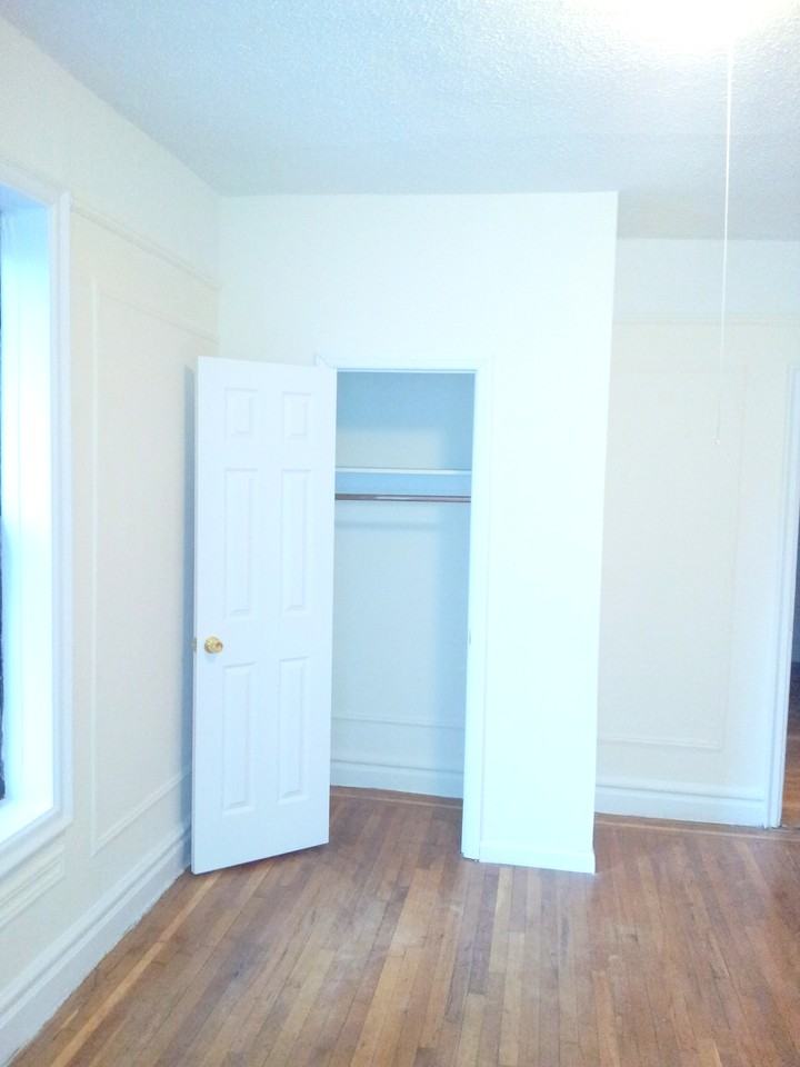 2121 Wallace Ave - Photo 2 of 5