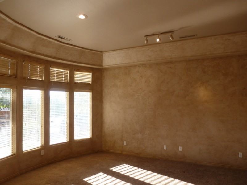 1642 N Raven Ln - Photo 3 of 19