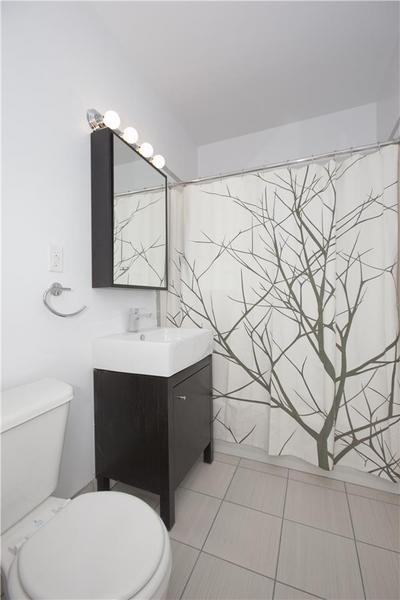 756 Washington St 4G - Photo 3 of 3