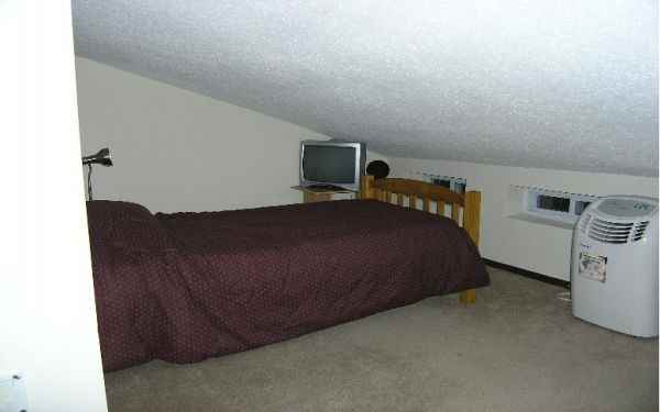 295 Hart St 3rdFL - Photo 3 of 4