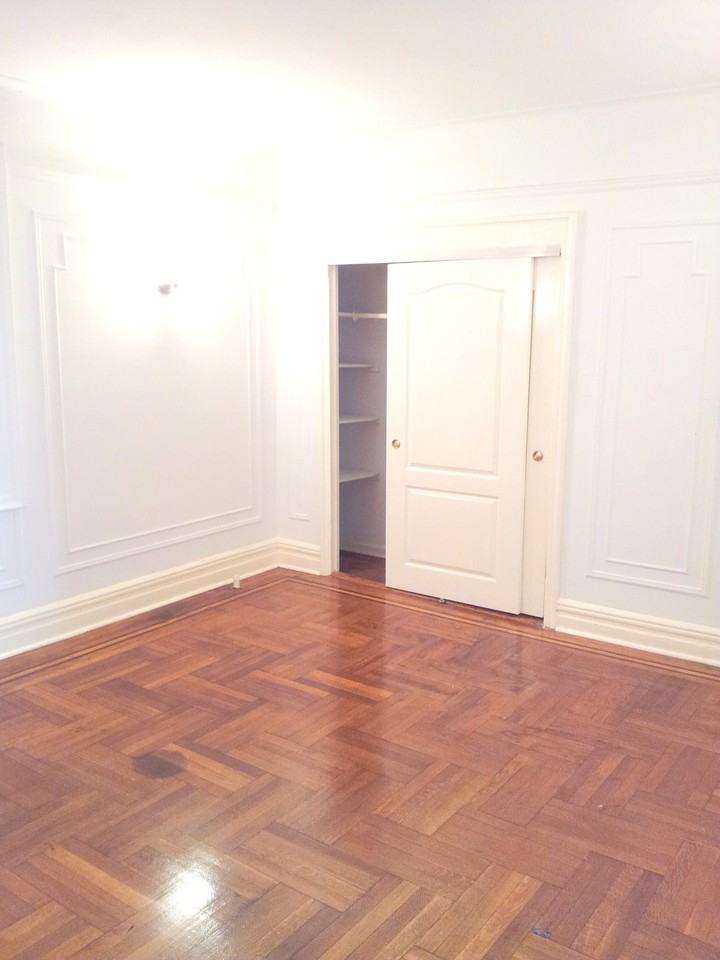 655 Pelham Pkwy S - Photo 3 of 5