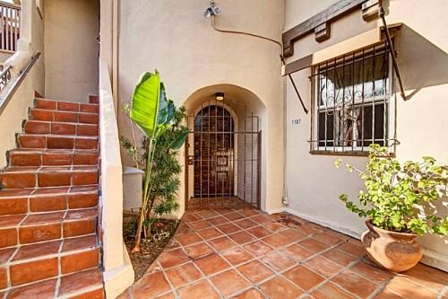 1107 S Hayworth Ave - Photo 2 of 14