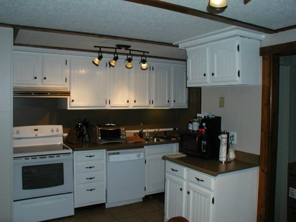 1587 Summit St - Photo 3 of 9