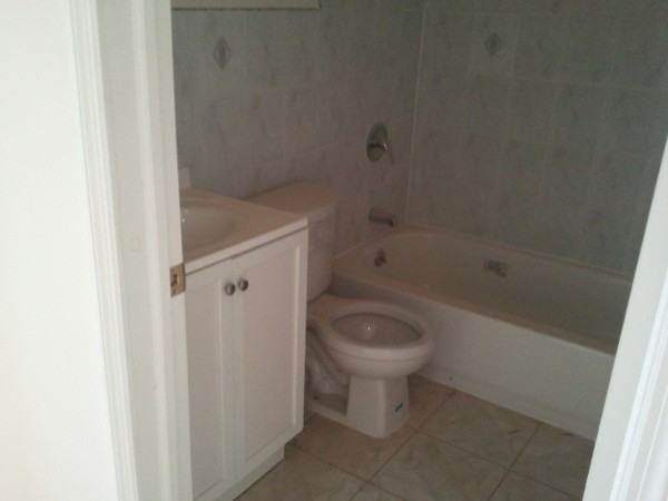 180 Montauk Ave 2FAMILY - Photo 2 of 4