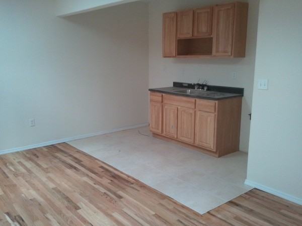 180 Montauk Ave 2FAMILY - Photo 3 of 4