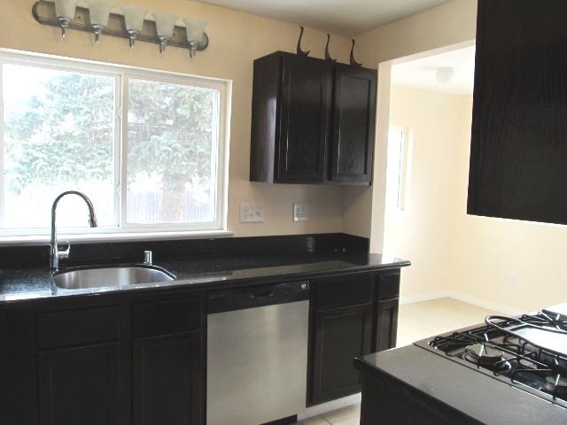 390 S Owens St - Photo 2 of 13