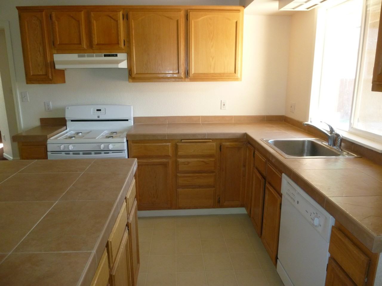 1323 Cannon St - Photo 2 of 10