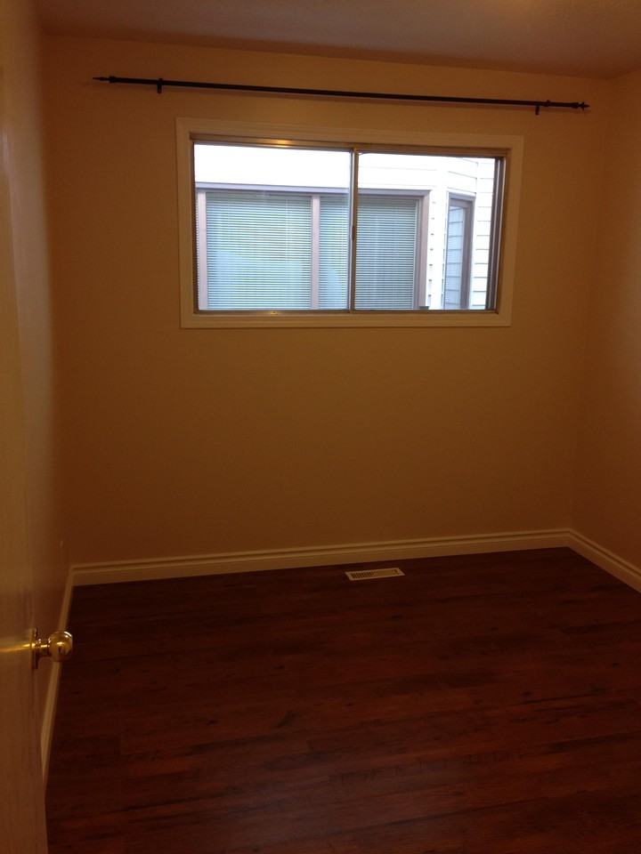 9428 96a St NW - Photo 3 of 10