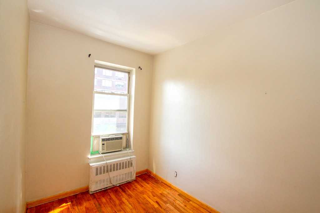 1562 3rd Ave - Photo 3 of 4