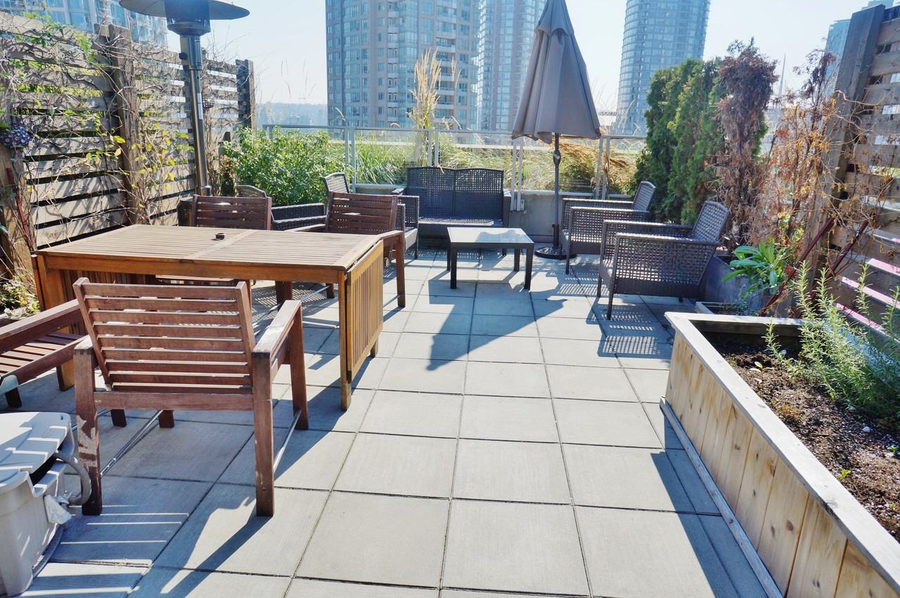 33 W Pender St