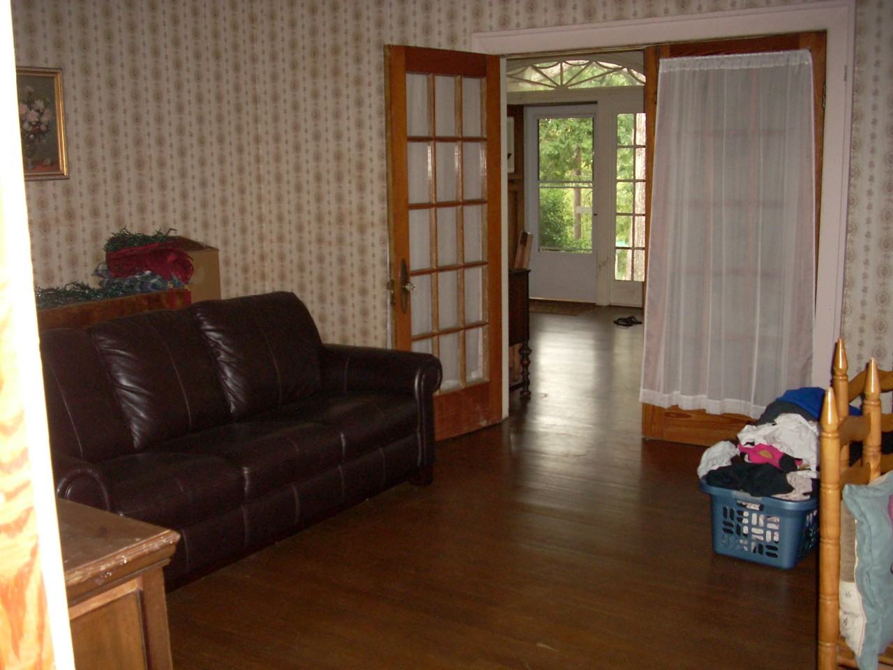 384 Arizona Ave NE - Photo 2 of 5