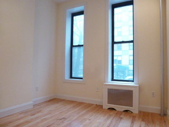 220 E 26th St - Photo 3 of 4