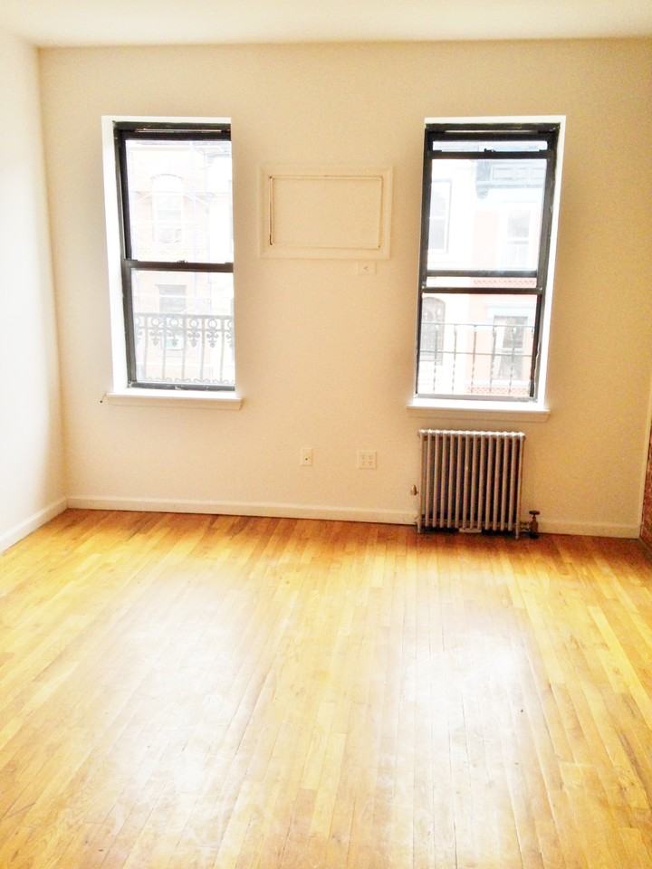 12 500 E - Photo 2 of 3