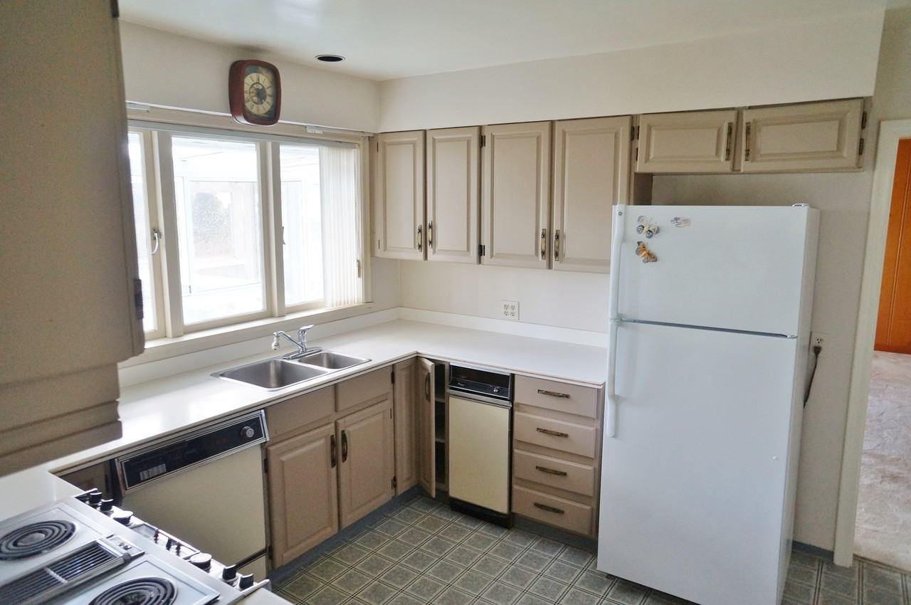 650 Southborough Dr - Photo 3 of 10