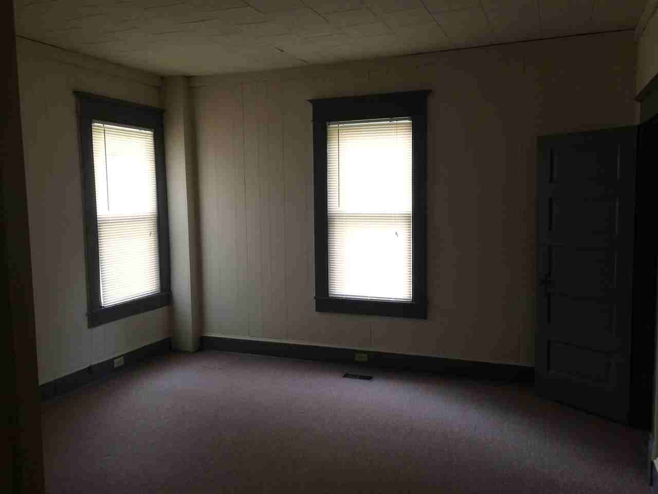 812 S Division St - Photo 3 of 9