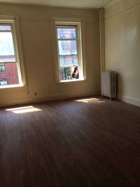 158 Graham Ave - Photo 3 of 5