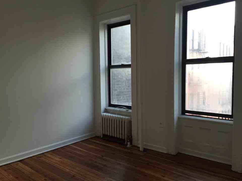 1427 York Ave - Photo 2 of 3