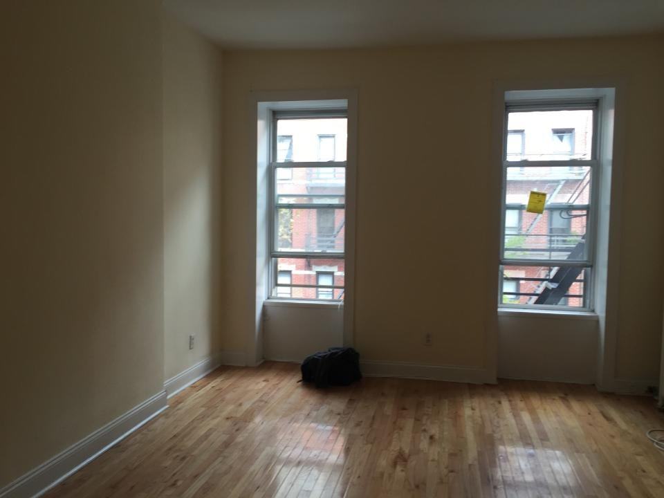 1441 York Ave - Photo 2 of 4