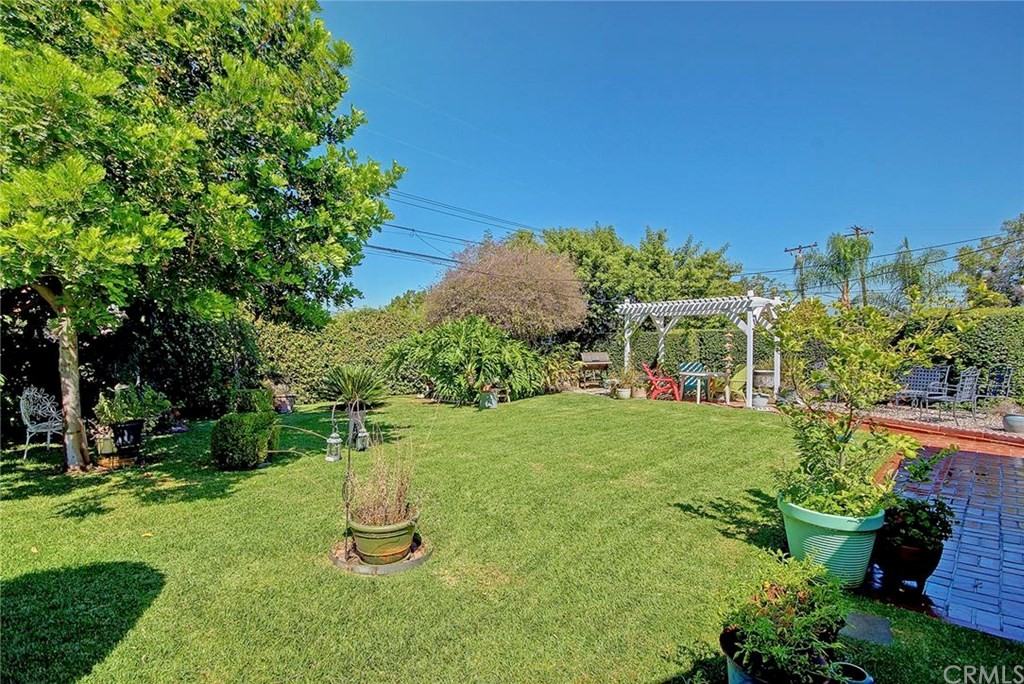 1213 S Van Horn Ave - Photo 3 of 3