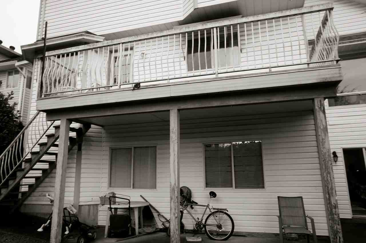 255 Roche Point Dr - Photo 2 of 9