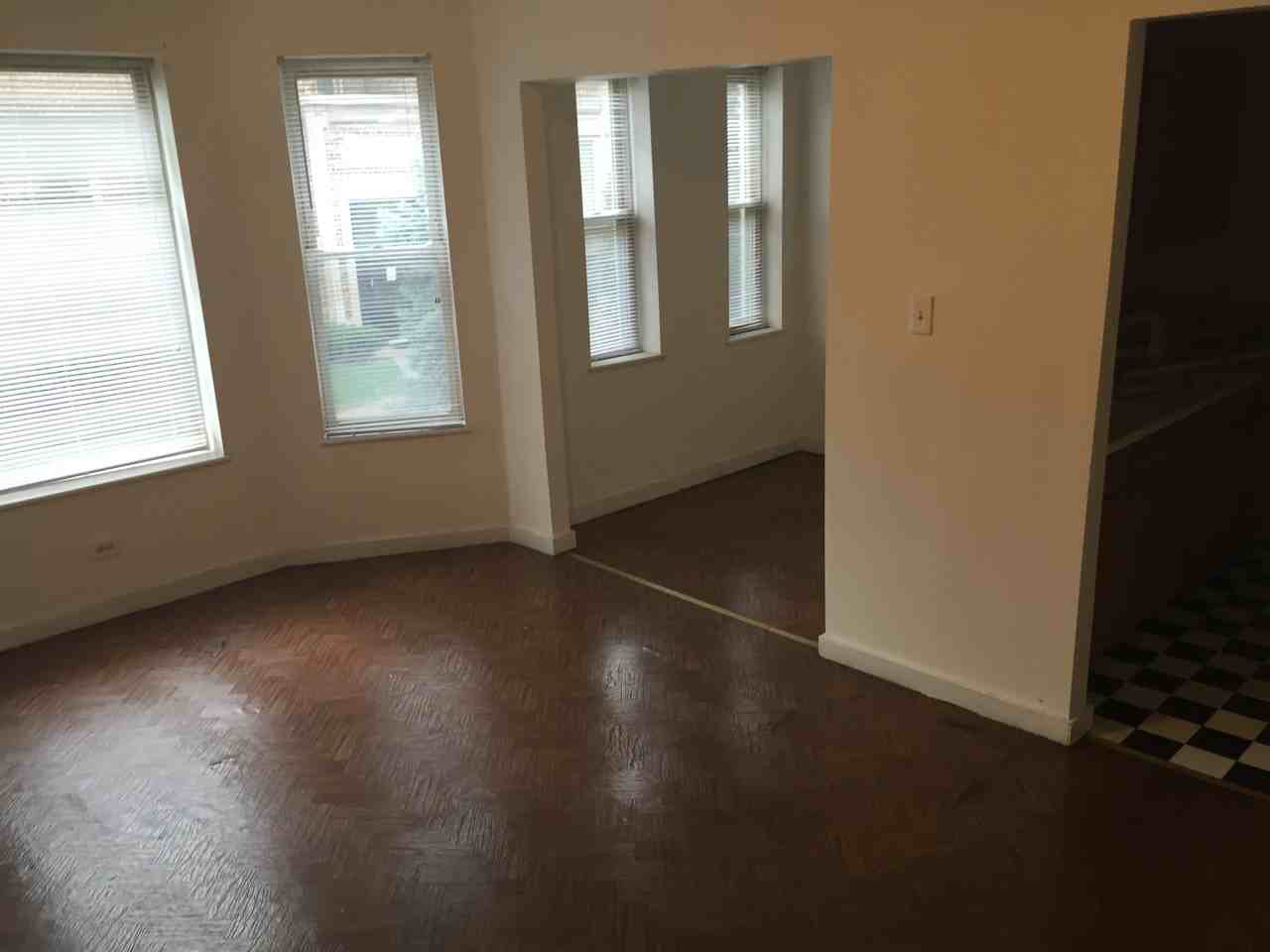 427 E Oakwood Rd #4 - Photo 3 of 9