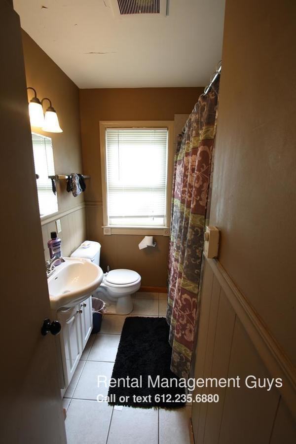 3755 Queen Ave N - Photo 3 of 7