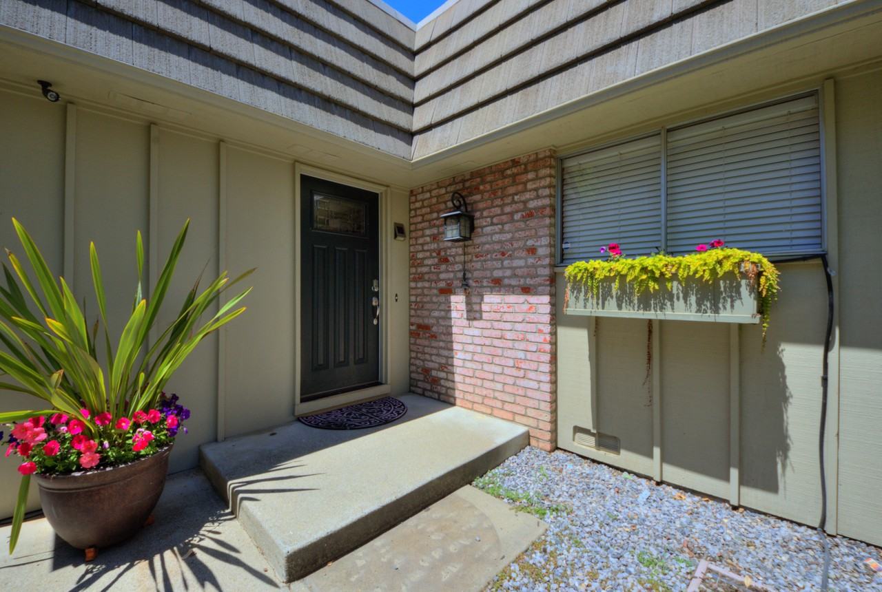 2110 Sharon Rd - Photo 2 of 21