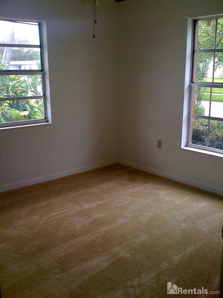 1522 Spruce Rd - Photo 2 of 9