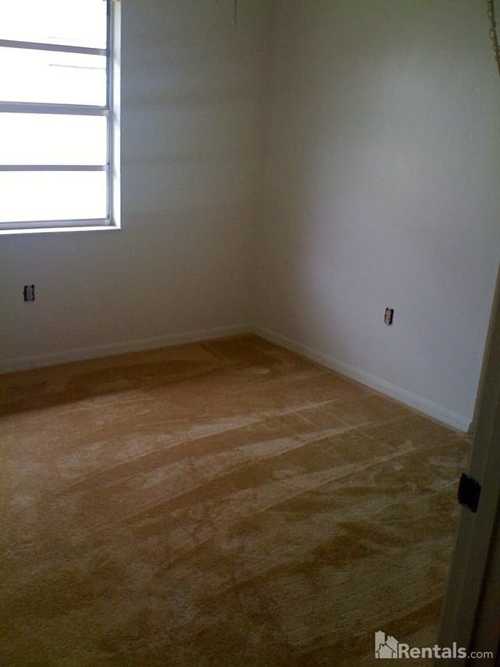 1522 Spruce Rd - Photo 3 of 9