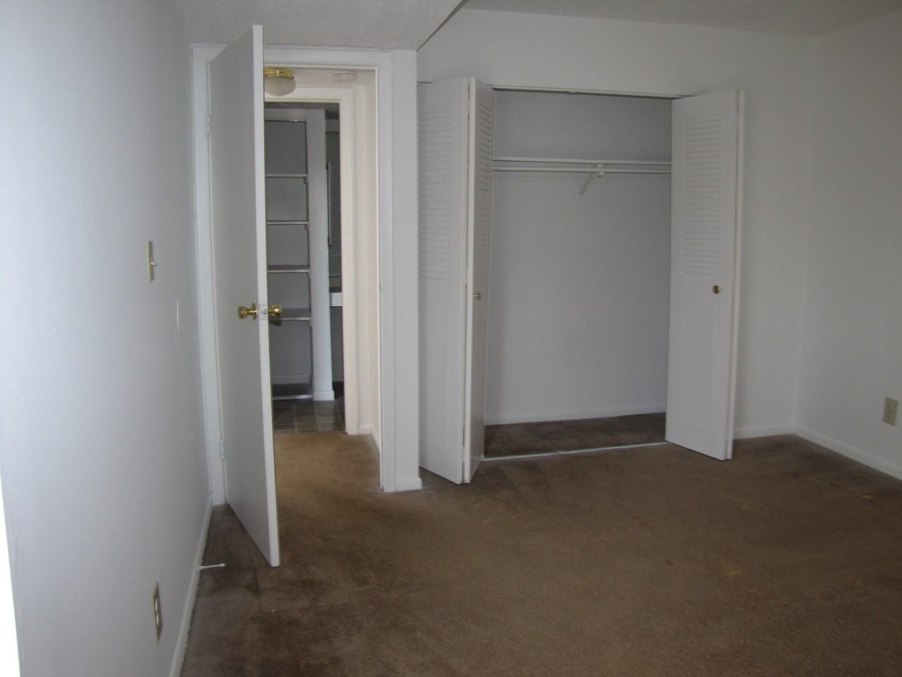 1 Kenilworth Ct - Photo 2 of 8