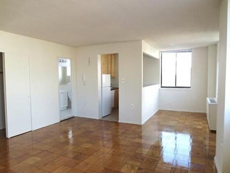 135 E 55th St - Photo 2 of 4