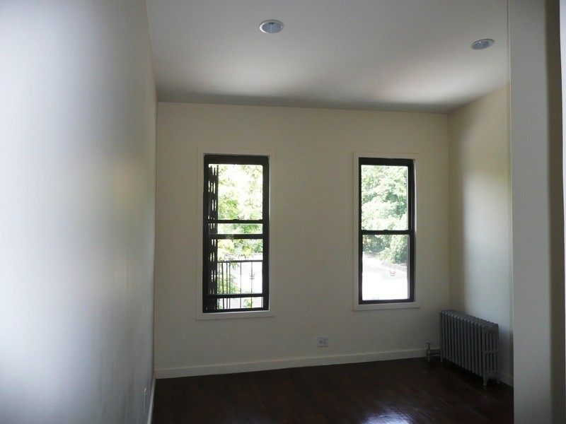 866 Franklin Ave #2R - Photo 3 of 5