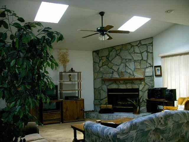 398 Hillcrest Ave - Photo 3 of 4