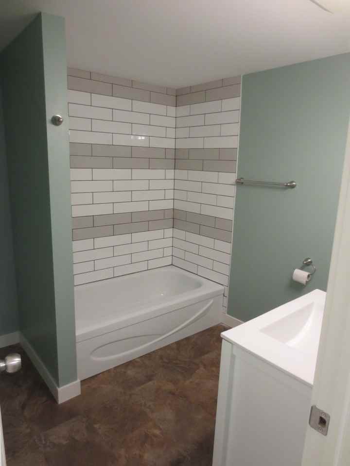 633 52 Ave W - Photo 2 of 6