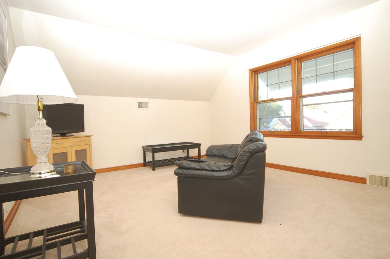 3523 S Clement Ave - Photo 2 of 5