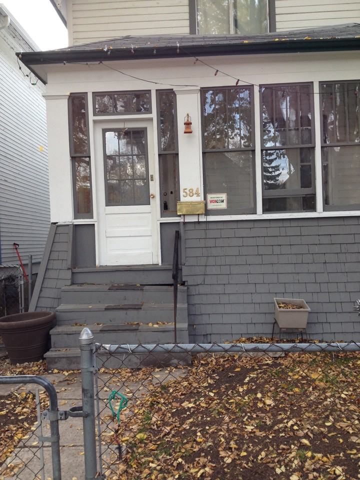 584 Lipton St - Photo 2 of 4