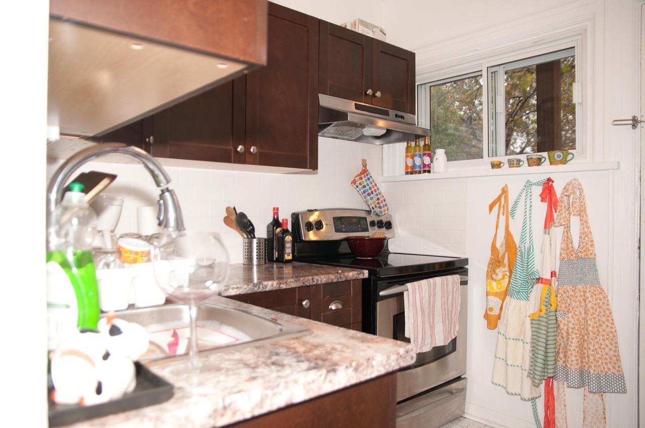 1069 Gladstone Ave - Photo 2 of 6