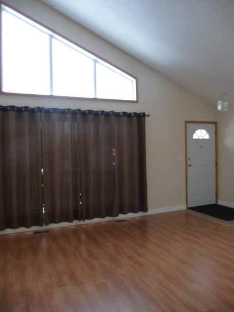 10433 154 St NW - Photo 2 of 4