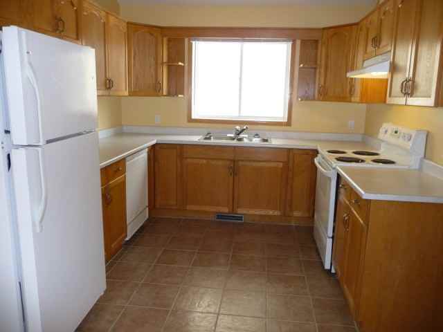10433 154 St NW - Photo 3 of 4