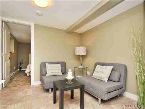 1068 Bank St - Photo 2 of 3