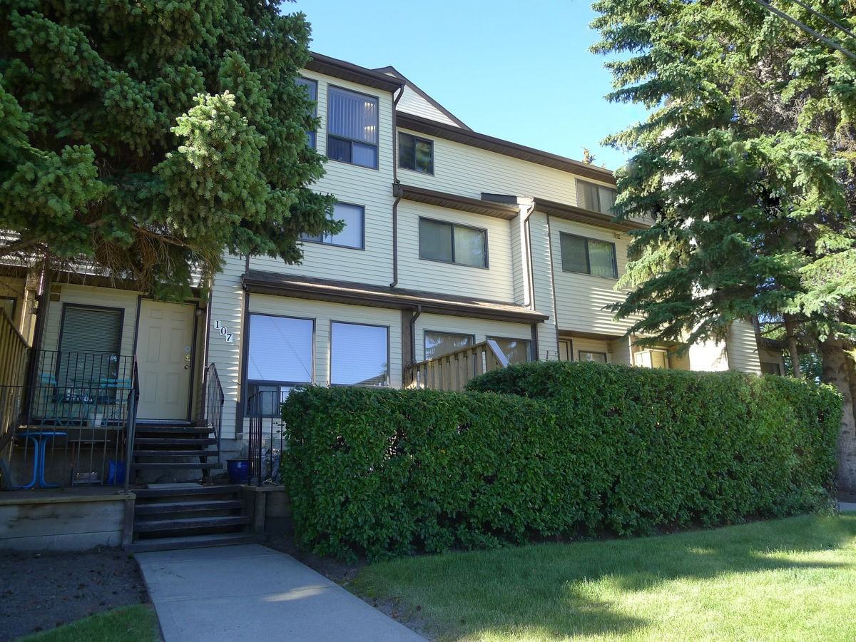 2206 30 St SW - Photo 2 of 3