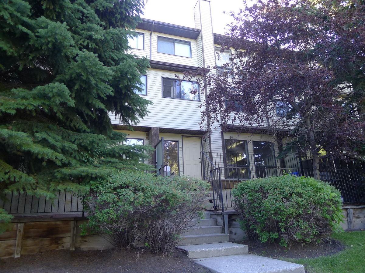 2206 30 St SW - Photo 3 of 3