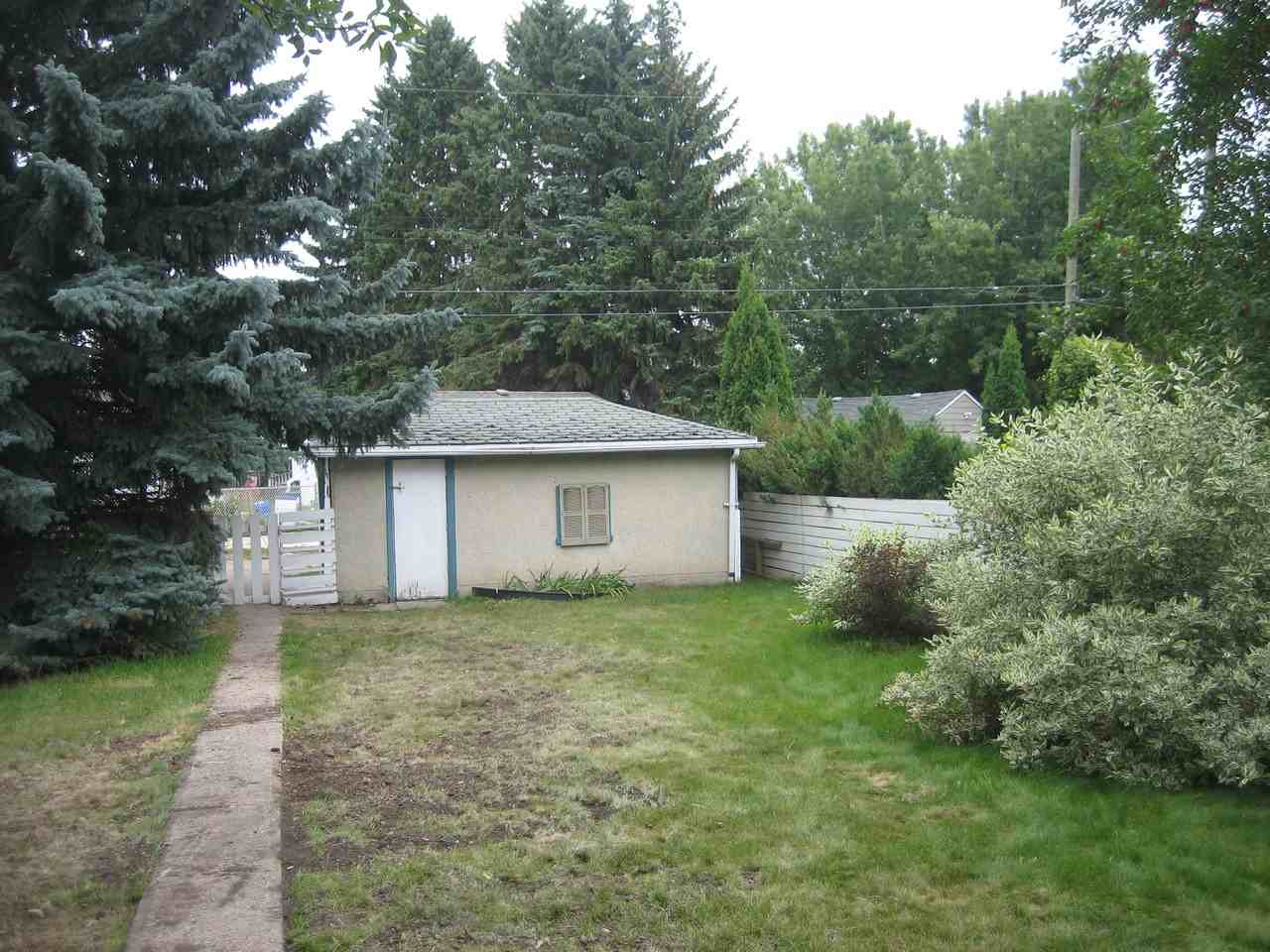 11913 131 St NW - Photo 2 of 4