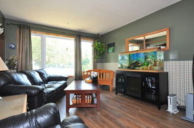 68 Clemens Ave - Photo 3 of 15