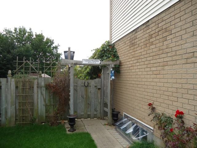 120 Stonyburn Crescent - Photo 2 of 5