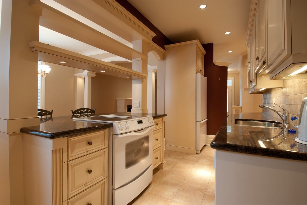 325 Daly Ave - Photo 2 of 10