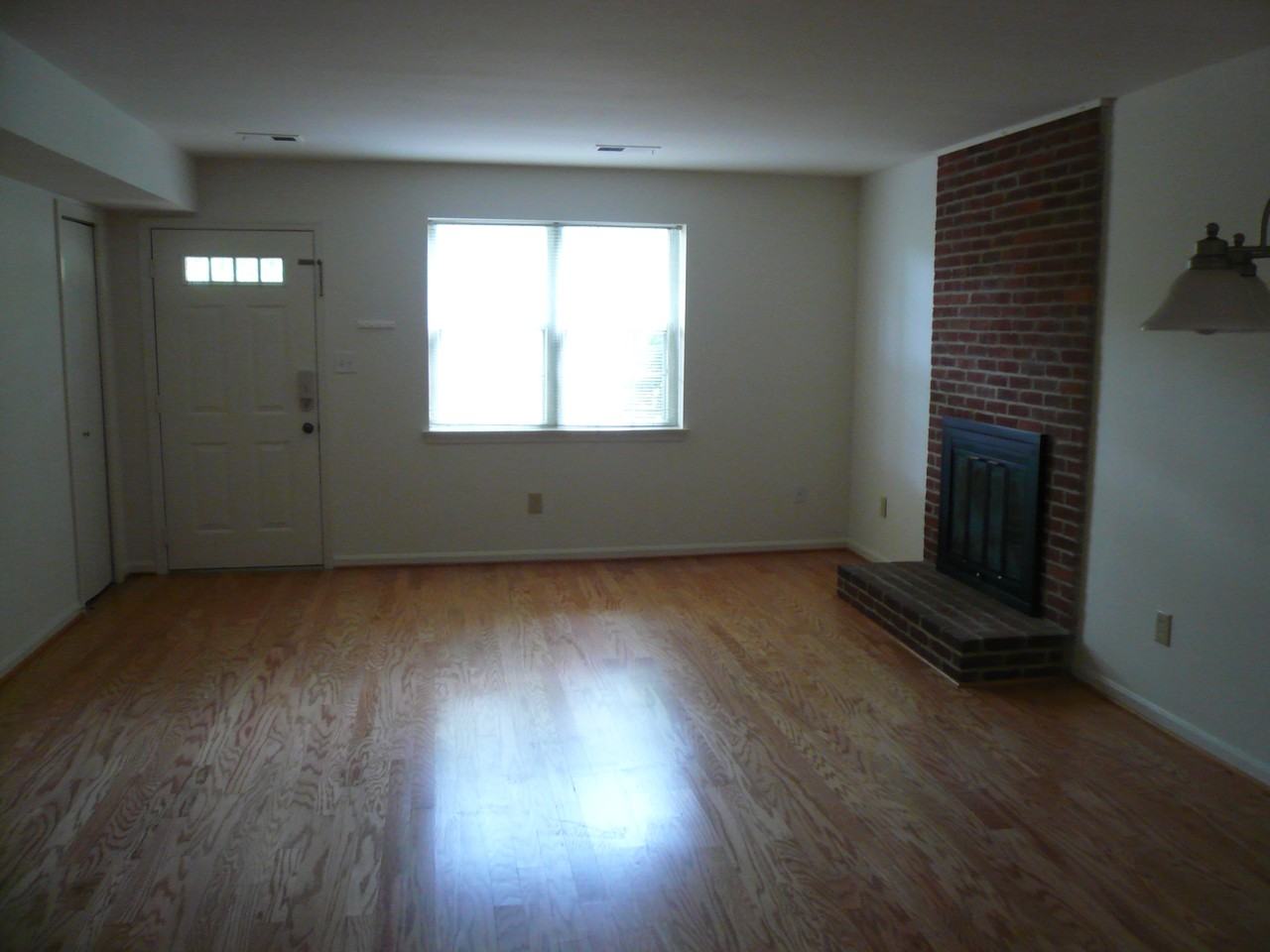 1617 S Barton St - Photo 3 of 4