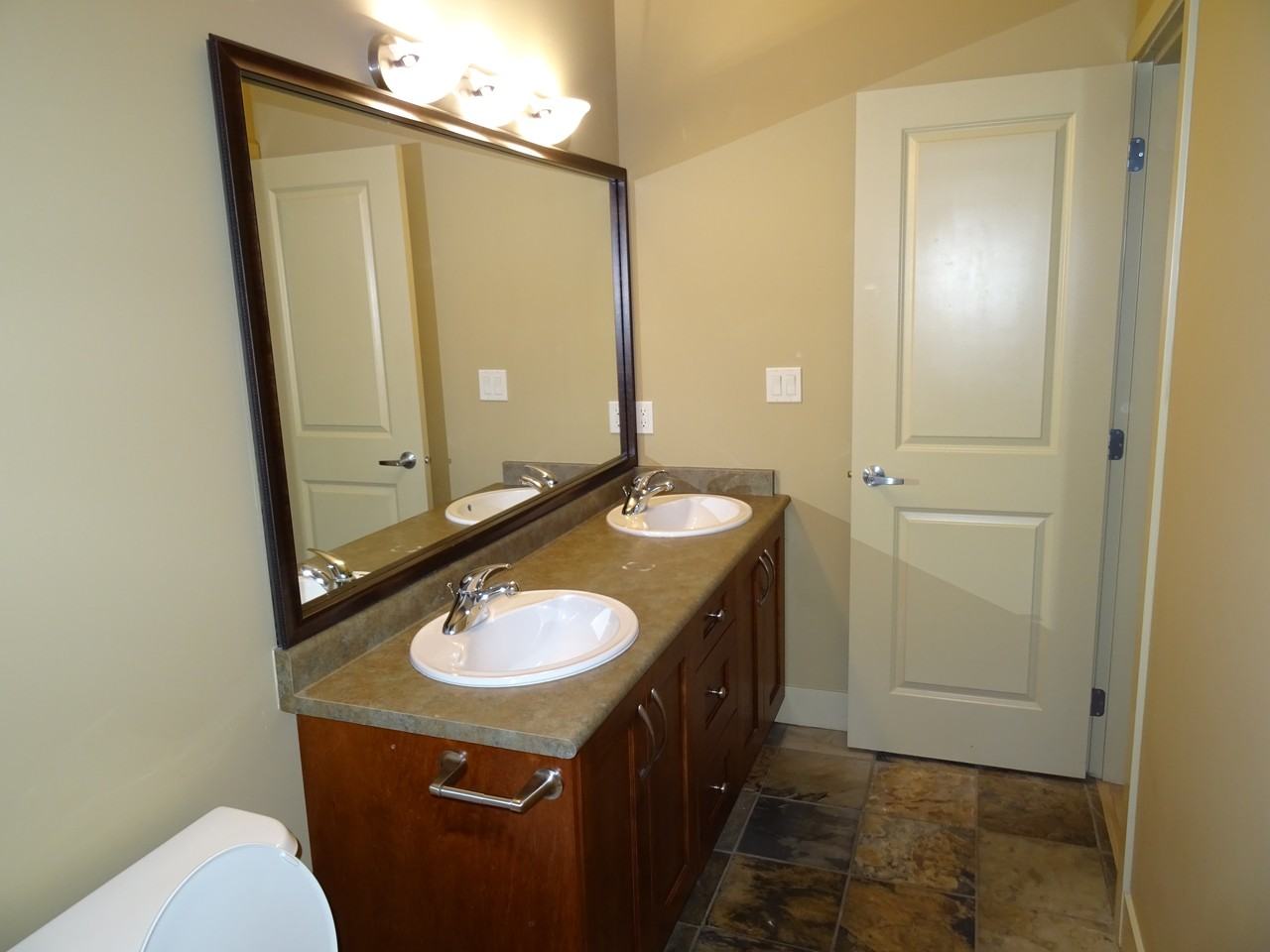 2046 Robson Pl - Photo 2 of 3